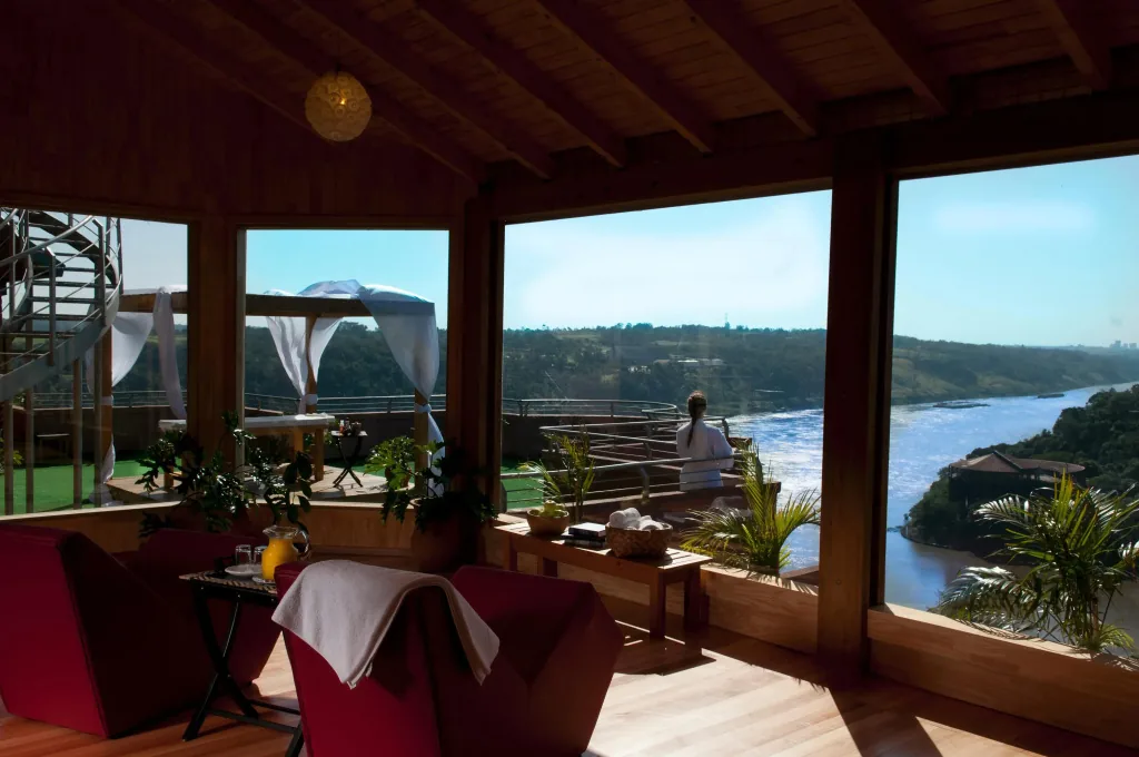 The spa at the Amerian, its window open over the Iguazú river