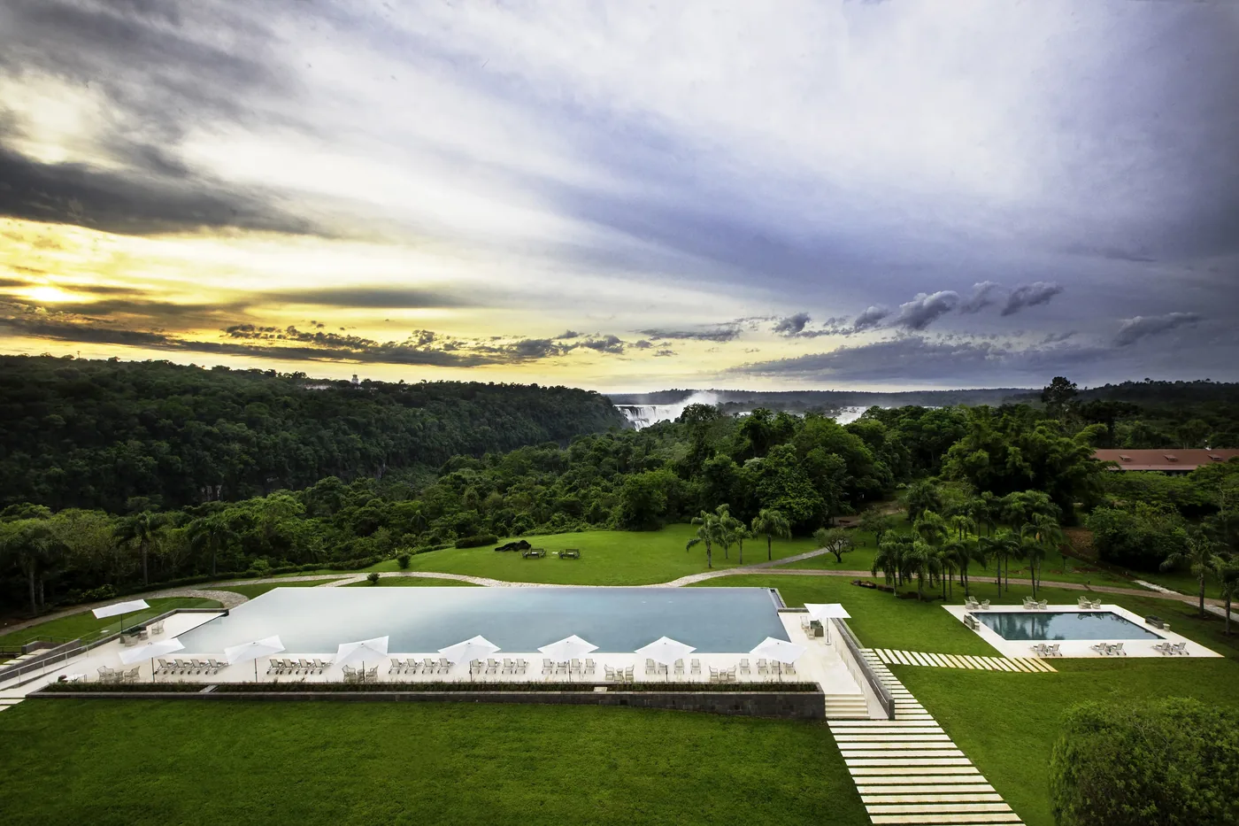 The pools of the Meli&aacute; at sunset, the spray of the falls on the horizon